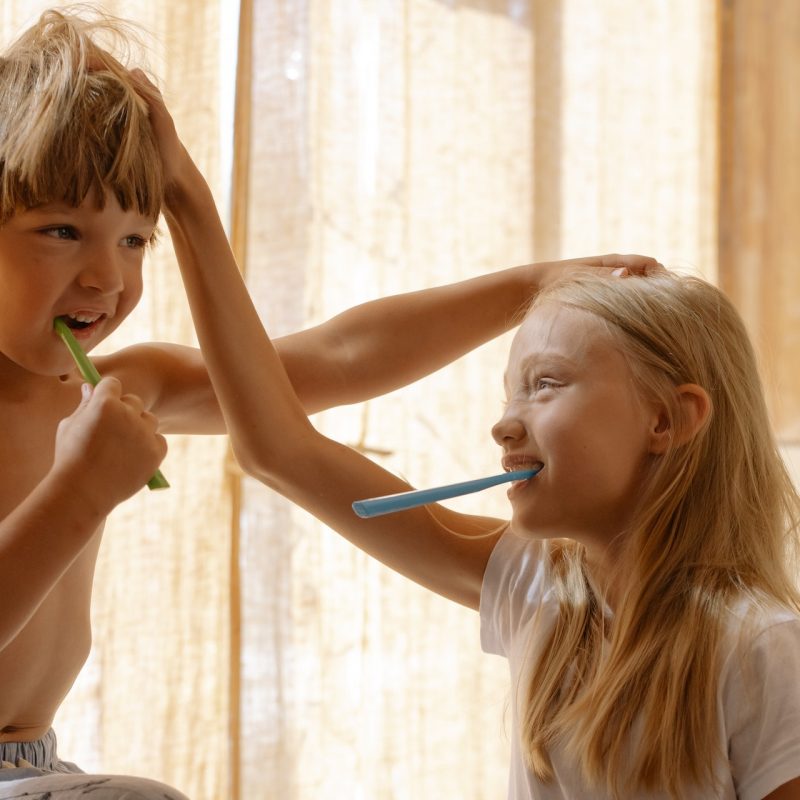 niños lavándose los dientes