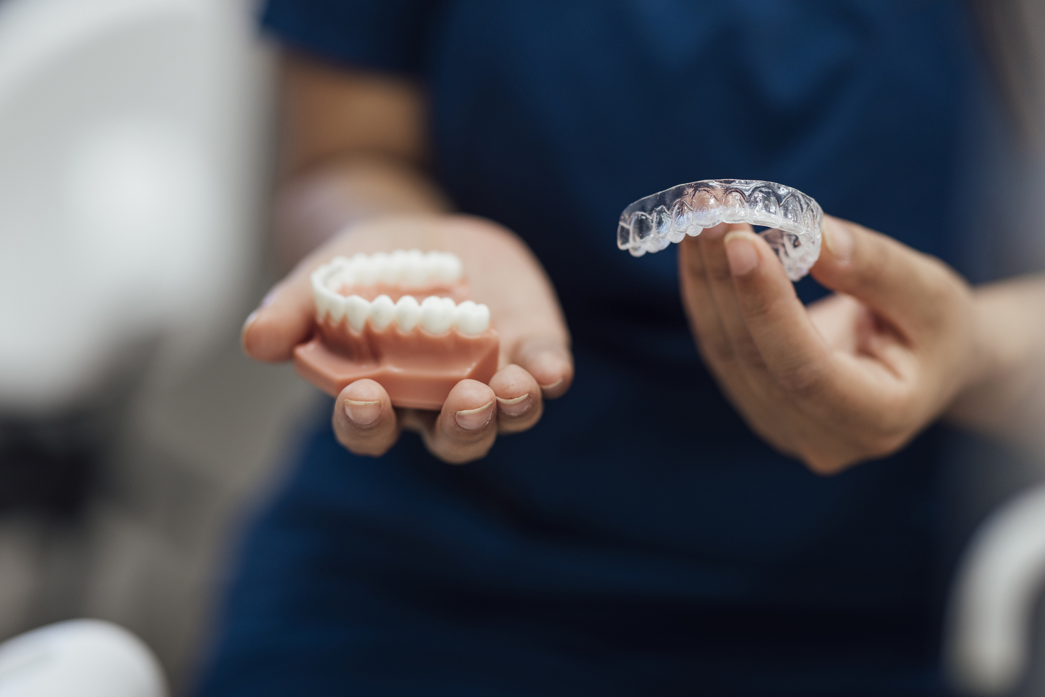 ¿Cómo cuidar la salud dental si usas ortodoncia? Consejos para mantener los dientes y encías saludables